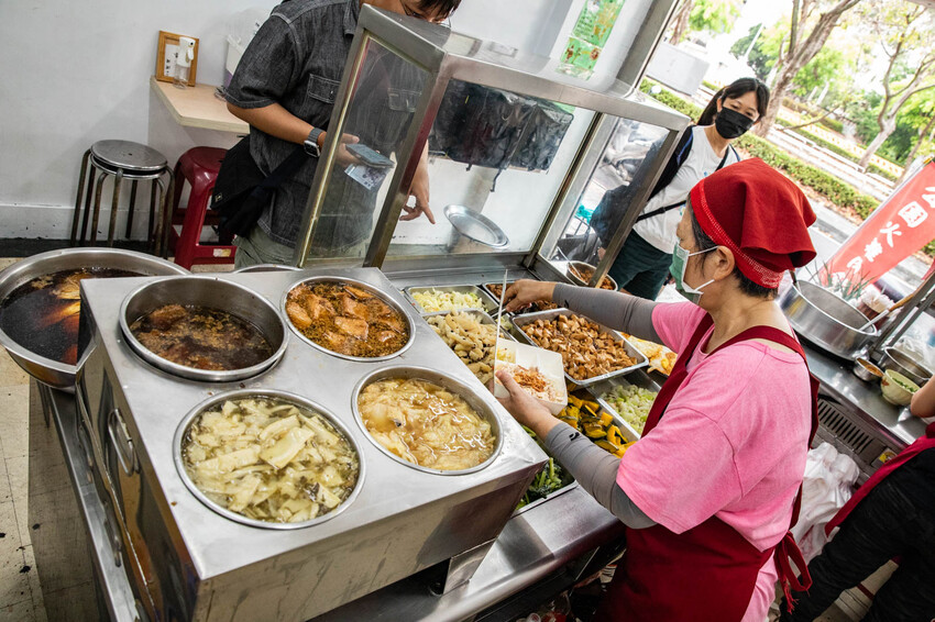嘉義市東區嘉義公園火雞肉飯｜油蔥竟然是脆的！鄉民大推油蔥系火雞肉飯名店