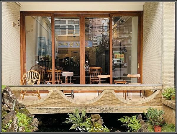 捷運淡水站 ‧ 再再咖啡 a plus coffee