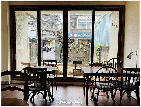 捷運淡水站 ‧ 再再咖啡 a plus coffee