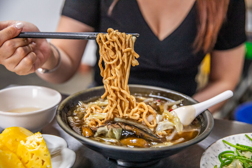 嘉義縣太保市老謝鱔魚花枝麵｜橫空出世超越正港台南味！超大盤爆炒鱔魚意麵只要百元