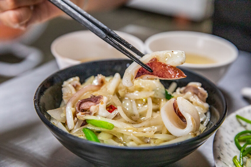 嘉義縣太保市老謝鱔魚花枝麵｜橫空出世超越正港台南味！超大盤爆炒鱔魚意麵只要百元