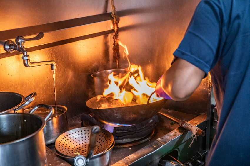 嘉義縣太保市老謝鱔魚花枝麵｜橫空出世超越正港台南味！超大盤爆炒鱔魚意麵只要百元