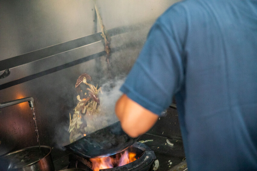 嘉義縣太保市老謝鱔魚花枝麵｜橫空出世超越正港台南味！超大盤爆炒鱔魚意麵只要百元