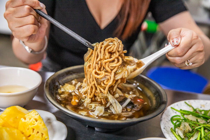 嘉義縣太保市老謝鱔魚花枝麵｜橫空出世超越正港台南味！超大盤爆炒鱔魚意麵只要百元