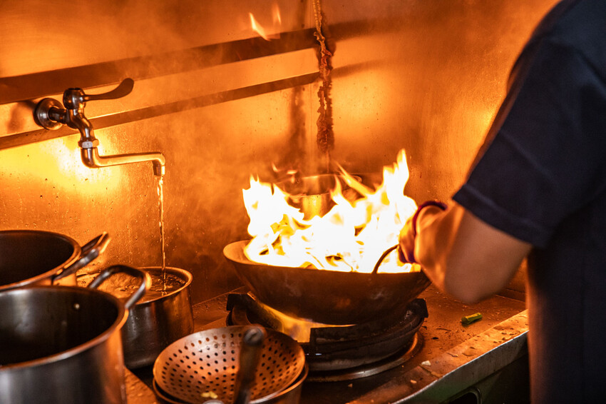 嘉義縣太保市老謝鱔魚花枝麵｜橫空出世超越正港台南味！超大盤爆炒鱔魚意麵只要百元