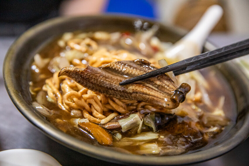 嘉義縣太保市老謝鱔魚花枝麵｜橫空出世超越正港台南味！超大盤爆炒鱔魚意麵只要百元
