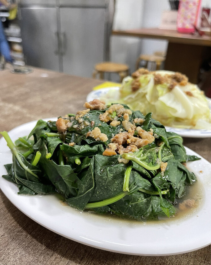 台南麵店【香香小吃】學生最愛成大學區好店,平價份量多,燙青菜 台南麵店【香香小吃】學生最愛成大學區好店,平價份量多,燙青菜