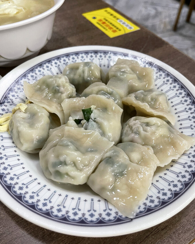 台南麵店【香香小吃】學生最愛成大學區好店,平價份量多,燙青菜 台南麵店【香香小吃】學生最愛成大學區好店,平價份量多,燙青菜