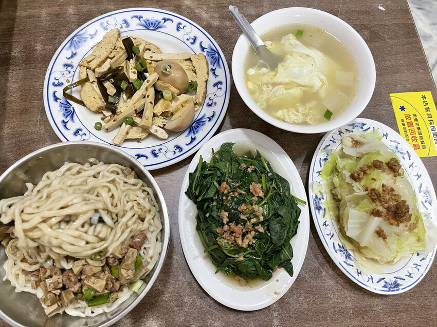 台南麵店【香香小吃】學生最愛成大學區好店,平價份量多,燙青菜 台南麵店【香香小吃】學生最愛成大學區好店,平價份量多,燙青菜