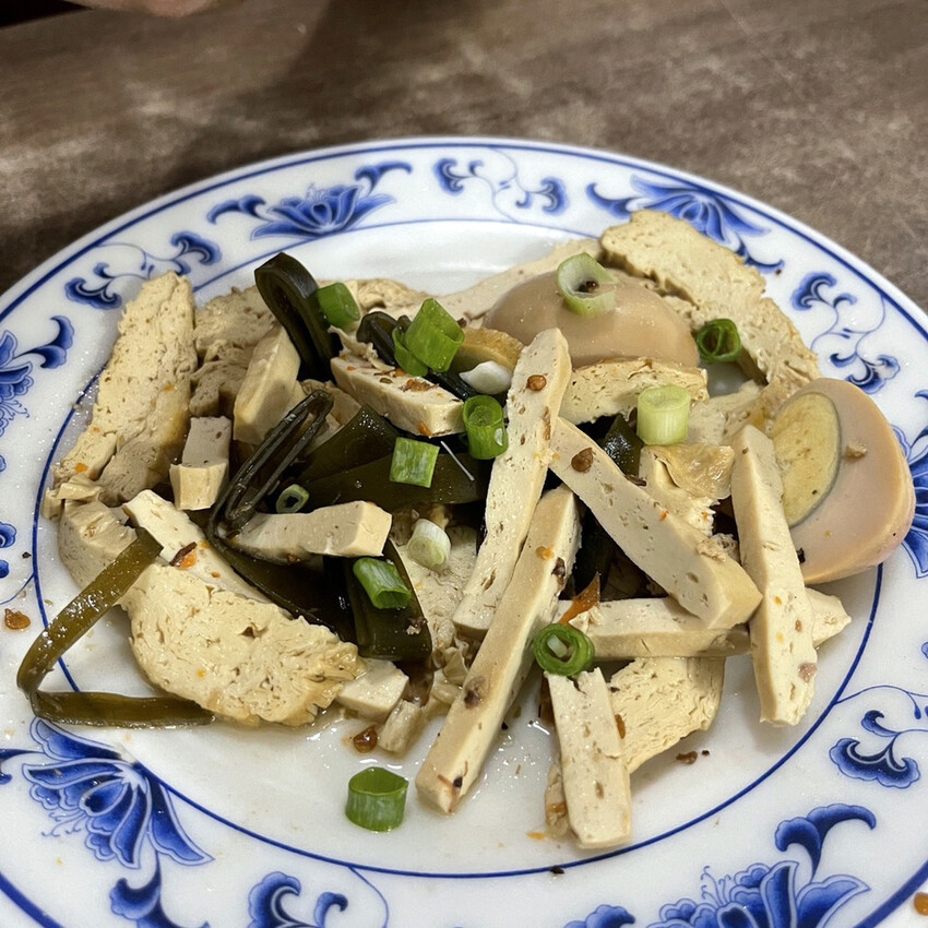 台南麵店【香香小吃】學生最愛成大學區好店,平價份量多,燙青菜 台南麵店【香香小吃】學生最愛成大學區好店,平價份量多,燙青菜