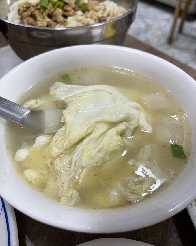 台南麵店【香香小吃】學生最愛成大學區好店,平價份量多,燙青菜 台南麵店【香香小吃】學生最愛成大學區好店,平價份量多,燙青菜