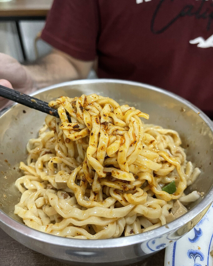 台南麵店【香香小吃】學生最愛成大學區好店,平價份量多,燙青菜 台南麵店【香香小吃】學生最愛成大學區好店,平價份量多,燙青菜