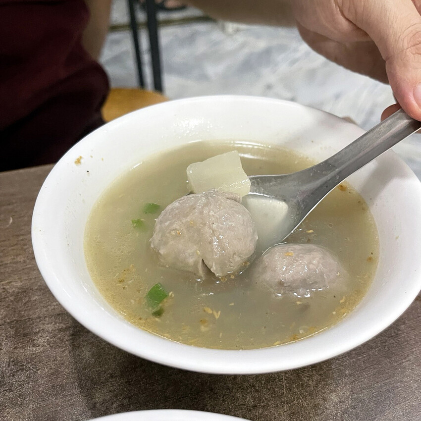 台南麵店【香香小吃】學生最愛成大學區好店,平價份量多,燙青菜 台南麵店【香香小吃】學生最愛成大學區好店,平價份量多,燙青菜