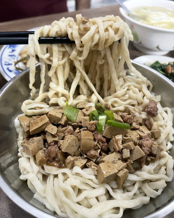 台南麵店【香香小吃】學生最愛成大學區好店,平價份量多,燙青菜 台南麵店【香香小吃】學生最愛成大學區好店,平價份量多,燙青菜