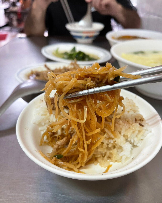 台南平價小餐館~久昌飯店,肉滿滿的香菇肉飯,美味家常菜筍絲炒