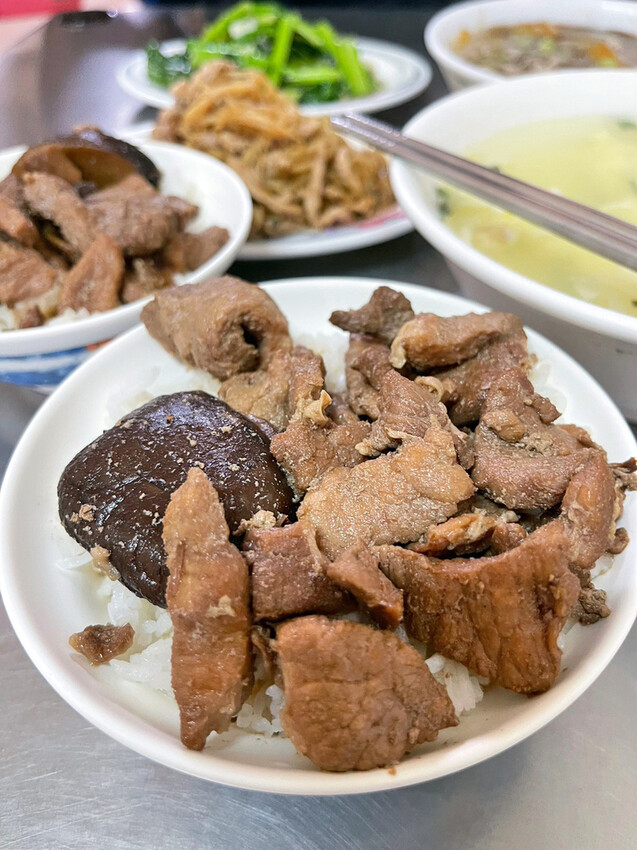 台南平價小餐館~久昌飯店,肉滿滿的香菇肉飯,美味家常菜筍絲炒