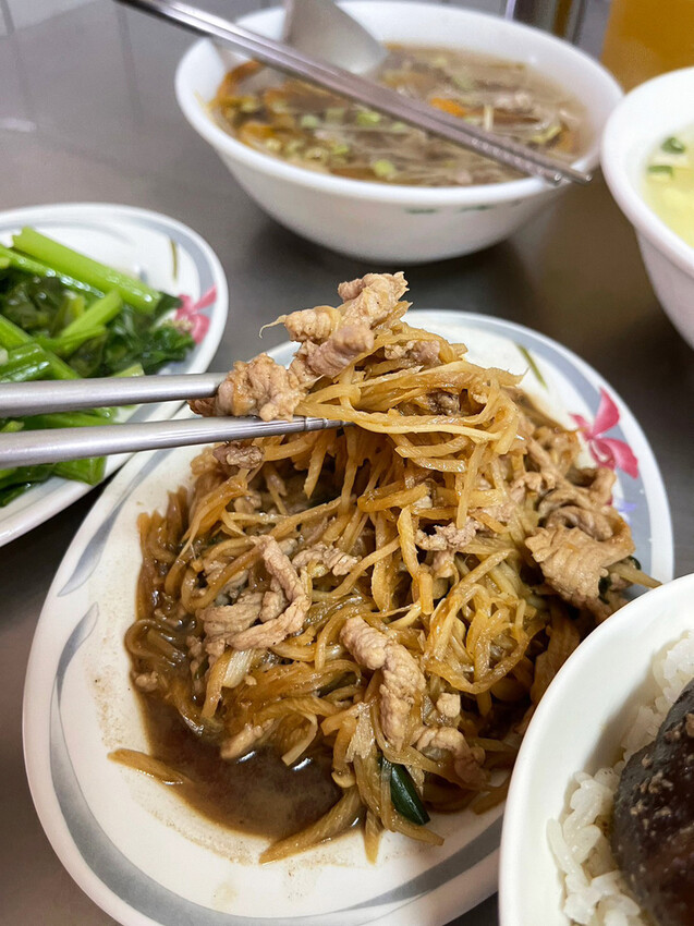 台南平價小餐館~久昌飯店,肉滿滿的香菇肉飯,美味家常菜筍絲炒