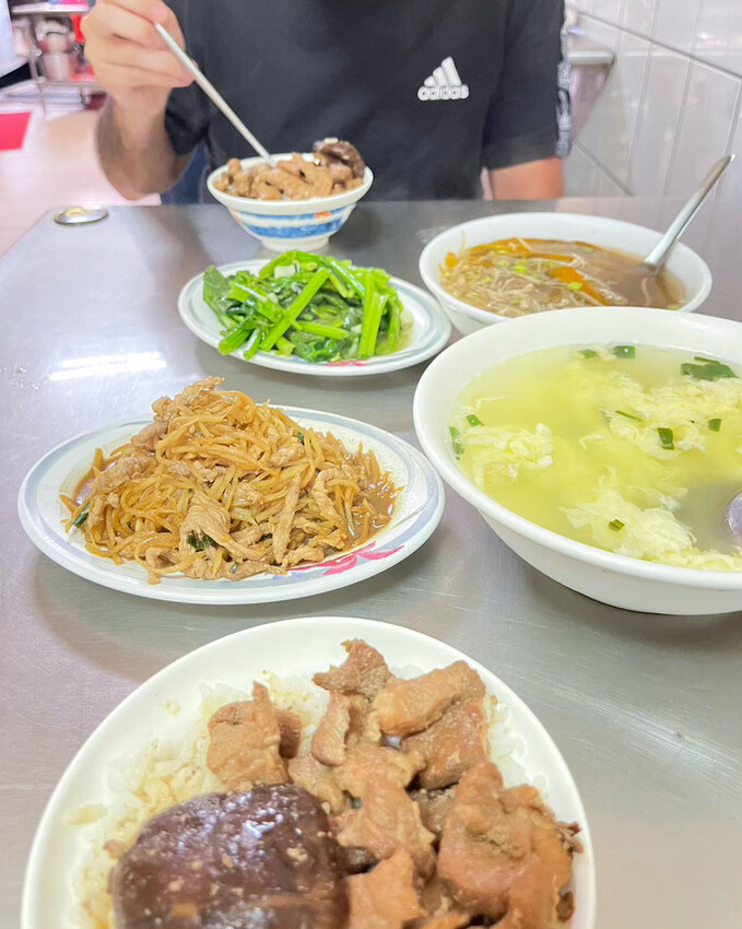 台南平價小餐館~久昌飯店,肉滿滿的香菇肉飯,美味家常菜筍絲炒