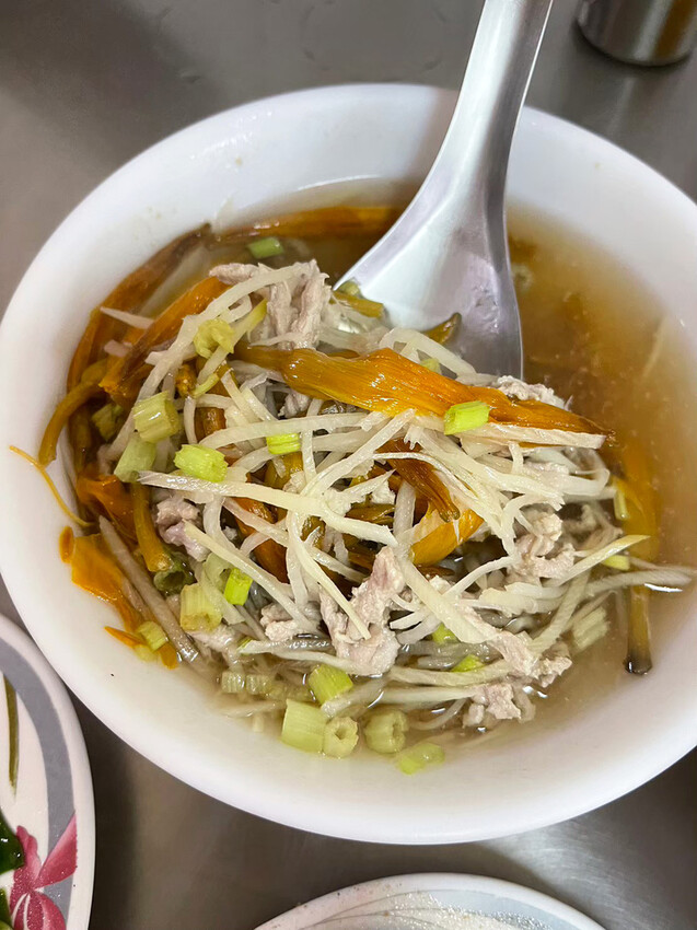 台南平價小餐館~久昌飯店,肉滿滿的香菇肉飯,美味家常菜筍絲炒