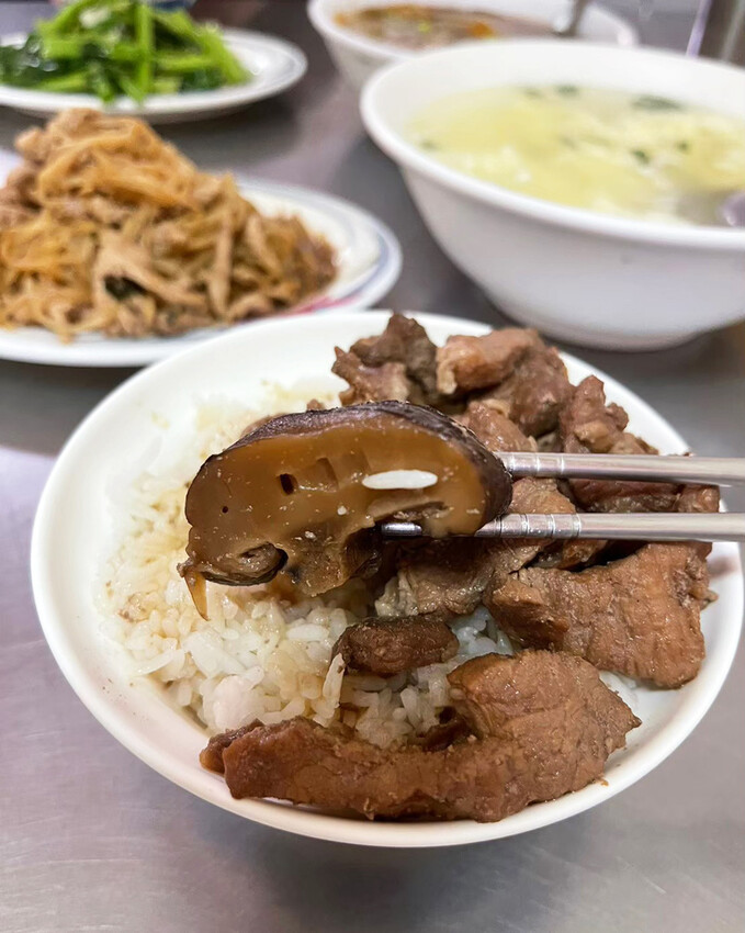 台南平價小餐館~久昌飯店,肉滿滿的香菇肉飯,美味家常菜筍絲炒