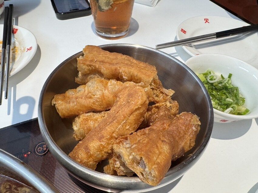 【台北萬華美食】詹記麻辣鍋西門店，經典鴨血必嚐，白菊狗汁一喝