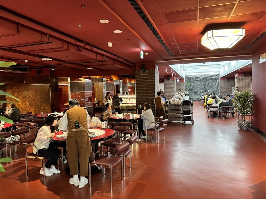 【台北萬華美食】詹記麻辣鍋西門店，經典鴨血必嚐，白菊狗汁一喝