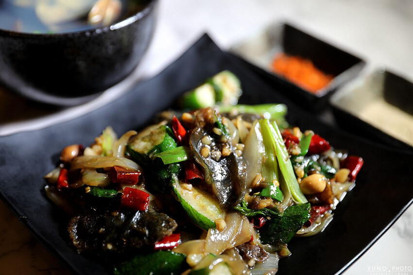 今於朝食&今於串燒酒食｜營業到凌晨兩點的深夜食堂 主打熱炒、串燒 搭配獨門醬汁涮嘴夠味 一吃就上癮。菜單價位(台中西屯)