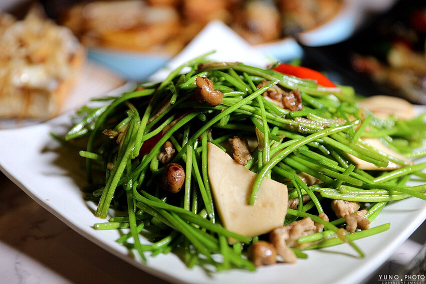 今於朝食&今於串燒酒食｜營業到凌晨兩點的深夜食堂 主打熱炒、串燒 搭配獨門醬汁涮嘴夠味 一吃就上癮。菜單價位(台中西屯)