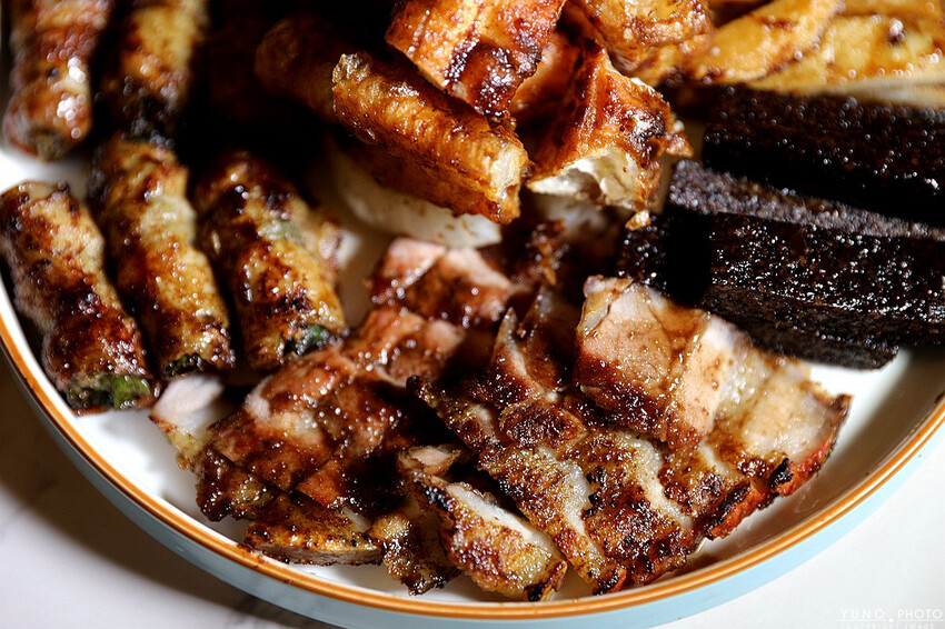 今於朝食&今於串燒酒食｜營業到凌晨兩點的深夜食堂 主打熱炒、串燒 搭配獨門醬汁涮嘴夠味 一吃就上癮。菜單價位(台中西屯)