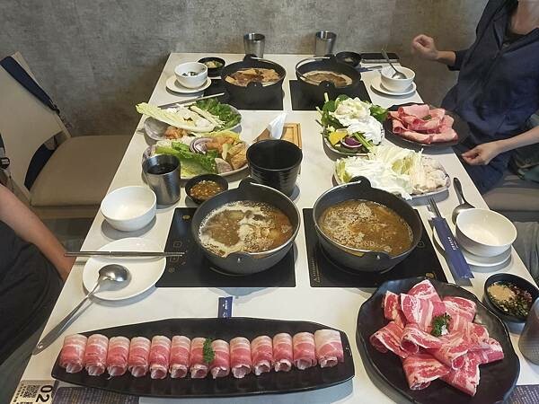 桃園八德築間幸福鍋物~しゃぶしゃぶ點主餐+湯底~無限享用野菜