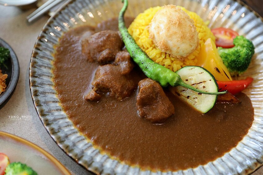 台中市西區每日限量80份！職人精神直火炭燒咖哩 激推超厚實腰內櫻花豬排咖哩和大人味慢燉豬頰｜壱絕咖哩(台中西區)