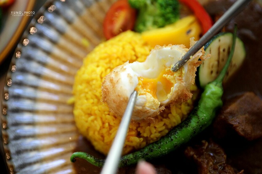 台中市西區每日限量80份！職人精神直火炭燒咖哩 激推超厚實腰內櫻花豬排咖哩和大人味慢燉豬頰｜壱絕咖哩(台中西區)