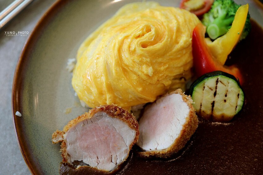 台中市西區每日限量80份！職人精神直火炭燒咖哩 激推超厚實腰內櫻花豬排咖哩和大人味慢燉豬頰｜壱絕咖哩(台中西區)