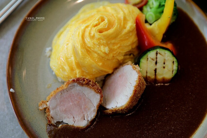 台中市西區每日限量80份！職人精神直火炭燒咖哩 激推超厚實腰內櫻花豬排咖哩和大人味慢燉豬頰｜壱絕咖哩(台中西區)