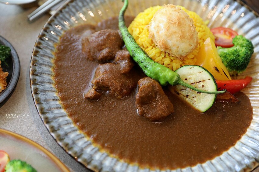 台中市西區每日限量80份！職人精神直火炭燒咖哩 激推超厚實腰內櫻花豬排咖哩和大人味慢燉豬頰｜壱絕咖哩(台中西區)