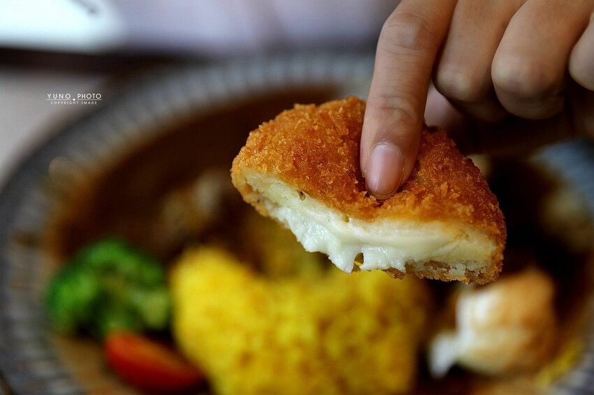 台中市西區每日限量80份！職人精神直火炭燒咖哩 激推超厚實腰內櫻花豬排咖哩和大人味慢燉豬頰｜壱絕咖哩(台中西區)