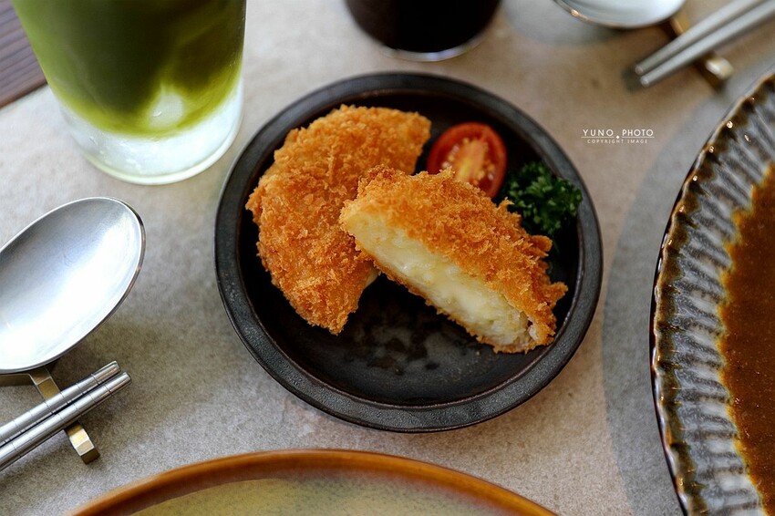 台中市西區每日限量80份！職人精神直火炭燒咖哩 激推超厚實腰內櫻花豬排咖哩和大人味慢燉豬頰｜壱絕咖哩(台中西區)