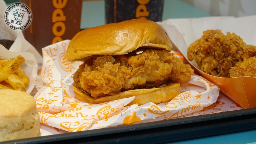 台北市中正區【 美式炸雞 】炸雞控必衝！美國超紅Popeyes炸雞插旗台北車站商圈，連碧昂絲、金卡戴珊都瘋狂熱愛的勁厚布