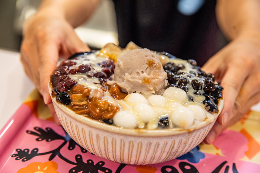 新北市蘆洲區大碗公冰.甜品蘆洲民族店｜冰品種類多到會選擇障礙！放料不手軟大碗公冰