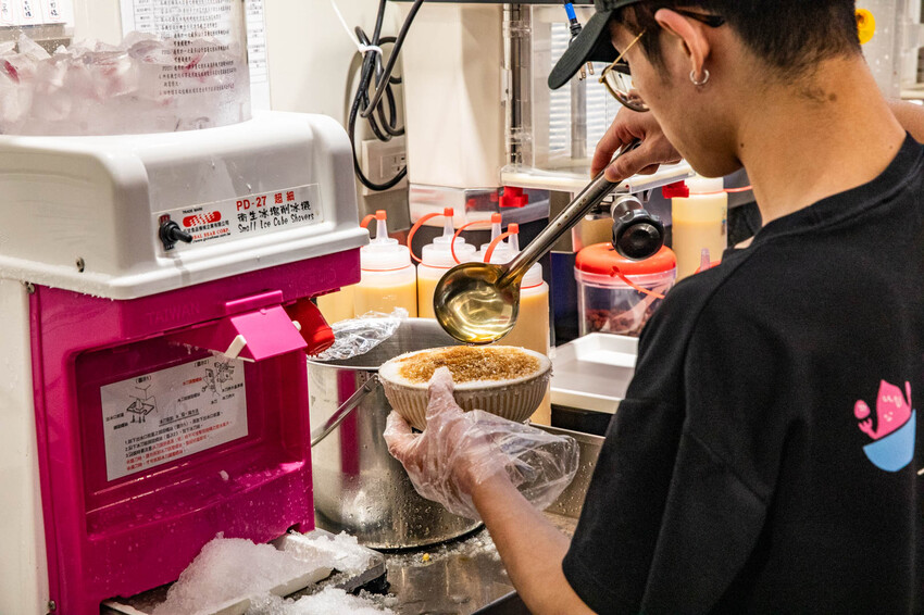 新北市蘆洲區大碗公冰.甜品蘆洲民族店｜冰品種類多到會選擇障礙！放料不手軟大碗公冰