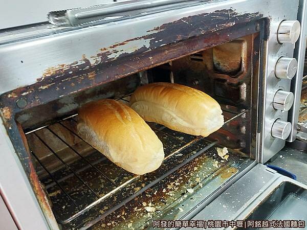阿銘越式法國麵包05-烤麵包.jpg