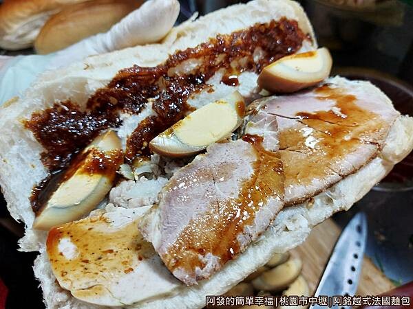 阿銘越式法國麵包06-塗醬放肉放蛋.jpg