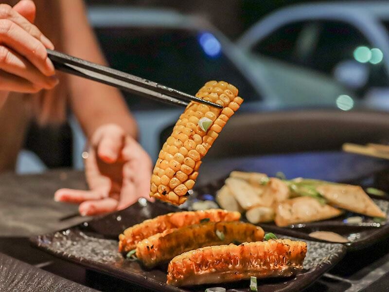 微醺必訪！新竹喚味私烤推薦，必吃烤生蠔與鮭魚腹。