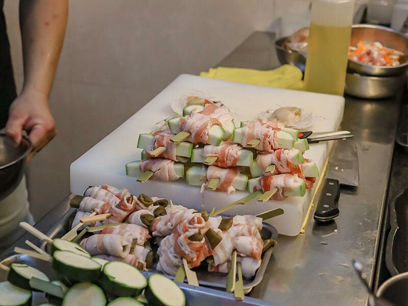 微醺必訪！新竹喚味私烤推薦，必吃烤生蠔與鮭魚腹。