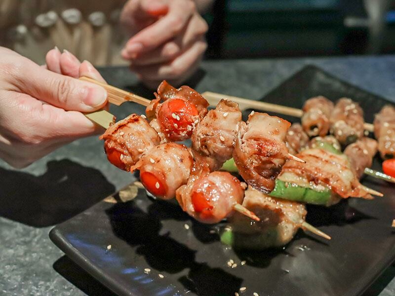 微醺必訪！新竹喚味私烤推薦，必吃烤生蠔與鮭魚腹。