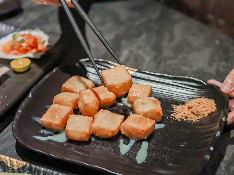 微醺必訪！新竹喚味私烤推薦，必吃烤生蠔與鮭魚腹。