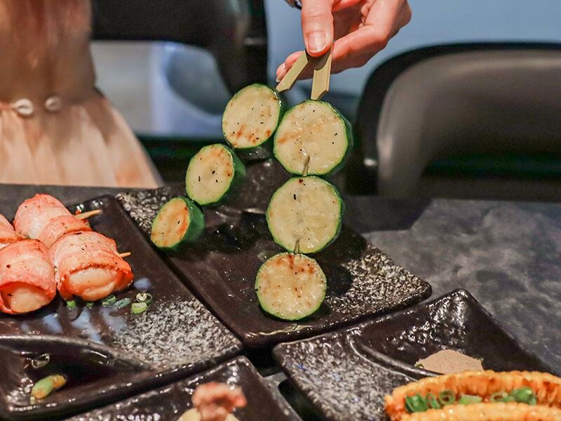 微醺必訪！新竹喚味私烤推薦，必吃烤生蠔與鮭魚腹。