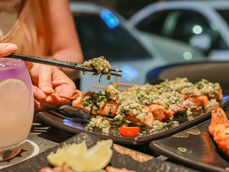 微醺必訪！新竹喚味私烤推薦，必吃烤生蠔與鮭魚腹。