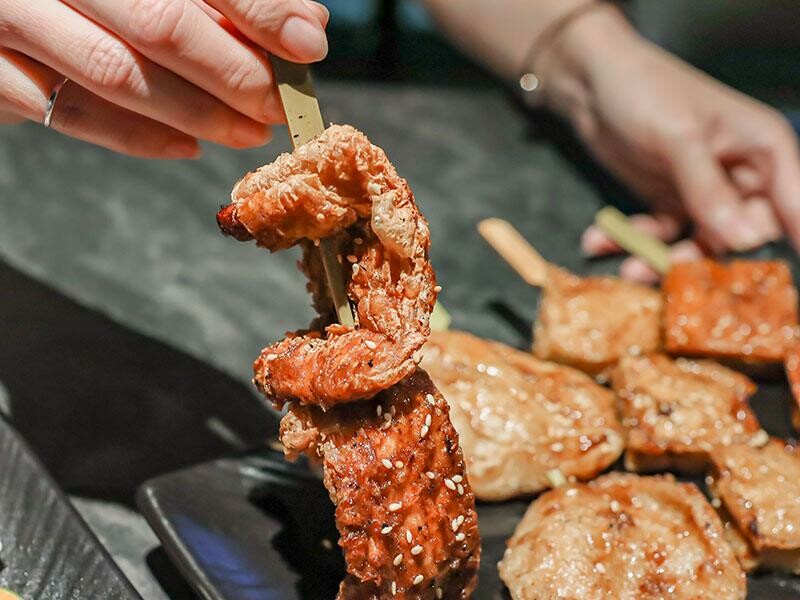 微醺必訪！新竹喚味私烤推薦，必吃烤生蠔與鮭魚腹。