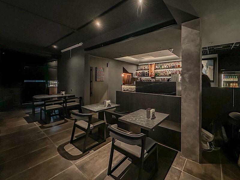 微醺必訪！新竹喚味私烤推薦，必吃烤生蠔與鮭魚腹。